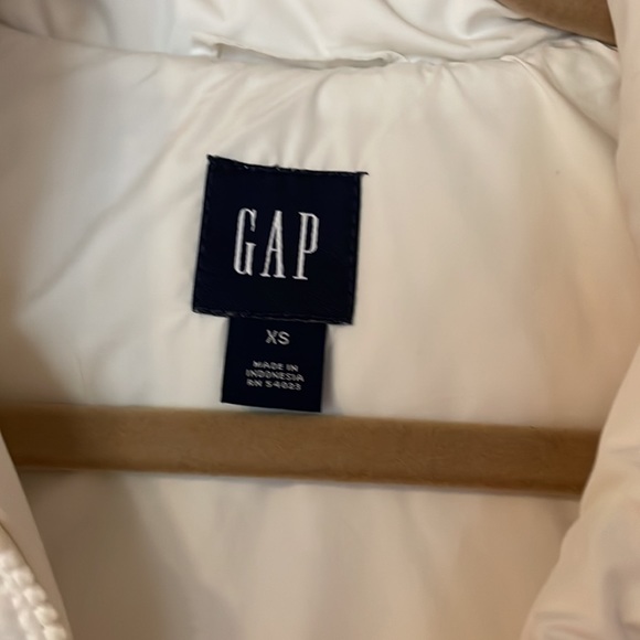 Gap white puffer vest XS - Picture 2 of 6